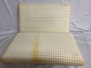 lot 131 image: 2 Memory Foam Pillows