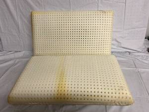 lot 132 image: 2 Memory Foam Pillows