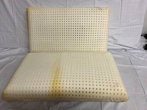 lot 133 image: 2 Memory Foam Pillows