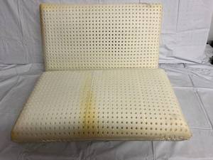 lot 135 image: 2 Memory Foam Pillows
