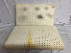 lot 136 image: 2 Memory Foam Pillows