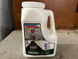 lot 127 image: Bottle of Safe Step 6300 Ice Melter Shaker Salt
