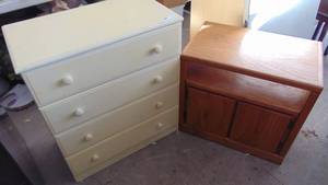 lot 7 image: 4 Drawer Chest and Oak TV Stand