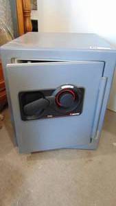 lot 5 image: Sentry 3100 Combo Safe