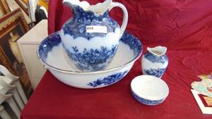 lot 9 image: 4 piece Pitcher Set - Some asis