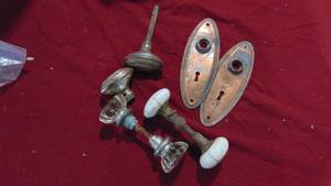 lot 18 image: Misc Vintage Door Knobs