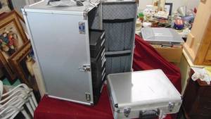 lot 34 image: 2 - Metal Jewelry Sellers Cases