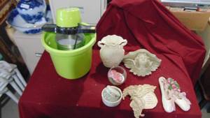 lot 36 image: Ice Cream Maker and Misc Decor