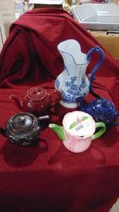 lot 49 image: Lifton Teapot, Pitcher and 3 other Misc Teapots