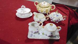 lot 109 image: Lot of Misc Sugars and Cremers