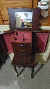 lot 117 image: Cute 5 Drawer Floor Jewelry Chest
