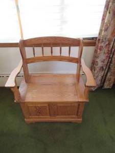 lot 5 image: Oak Entry Bench with storage compartment