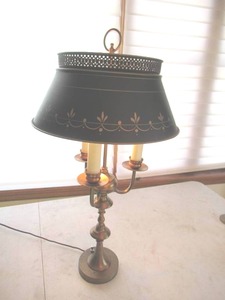 lot 18 image: Vintage Table Top Lamp with Tin Toileware Shade.