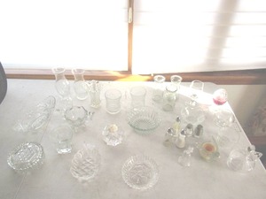 lot 33 image: Lot of Miscellaneous Vintage Glassware. 
