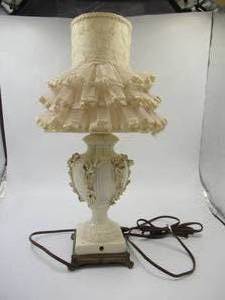 lot 52 image: Charming Vintage Table Top Lamp. Granny Cottage Core. 