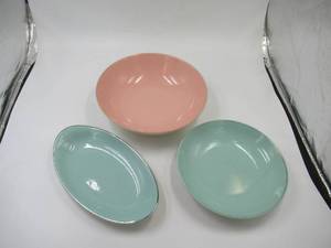 lot 54 image: Lot of 3 Nice Vintage Serenity Turquoise & Serenity Pink Bowls.