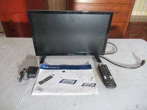 lot 85 image: Insignia 18 LED TV Screen with parts and pamphlets. Powers up and works