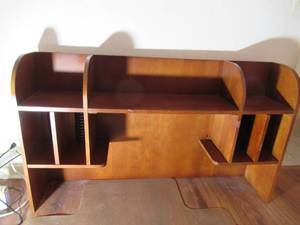 lot 96 image: Shelf Unit. Table top shelf unit. 
