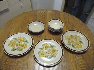 lot 113 image: Vintage 1970s Retro Flowers Montrose Stoneware Dishes. 13 pcs. Japan.