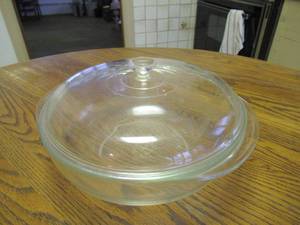 lot 119 image: Vintage Pyrex Casserole Dish with cover.