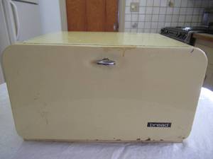 lot 134 image: Vintage 1970s Metal Bread Box. Beauty Box. Retro. Cottage Core. Farmhouse. 