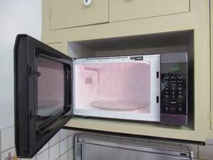 lot 135 image: Frigidaire Countertop Microwave Oven. Works great