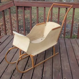 lot 137 image: Vintage Sleigh. Christmas Decoration. Charming. Farmhouse. Cottage Core.