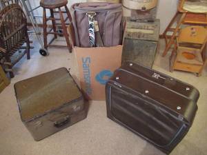 lot 143 image: 3 Vintage Luggage pieces. Granny Cottage Core.