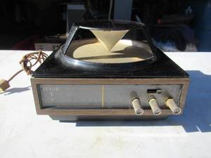 lot 178 image: Vintage Zenith AMFM Radio. Works