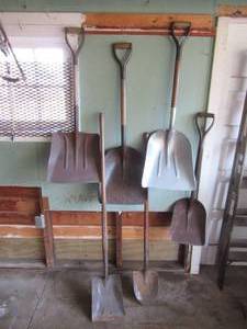 lot 205 image: Lot of Shovels & Scoops. 6 Items