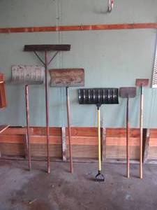 lot 221 image: Lot of Snow Shovels