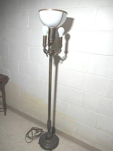 lot 319 image: Vintage Brass 4 way Rembrandt Lamp Floor Lamp. Works