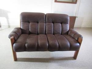 lot 324 image: Vintage Mid Century Modern Loveseat. 