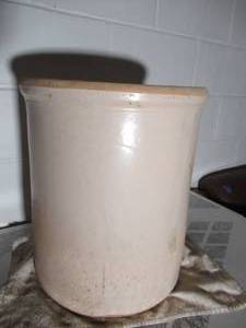 lot 326 image: Vintage Robinson Ransbottom Stoneware 10 Gallon Blue Crown Crock. Made in USA