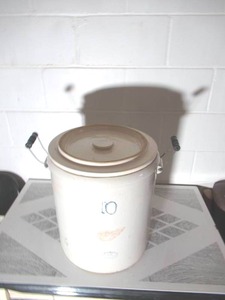 lot 327 image: Vintage 10 Gallon Redwing Stoneware Crock with handles and cover. No markings on the cover.