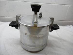lot 354 image: Vintage Wear Ever Chicken Bucket. Low Pressure Fryer.