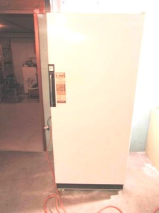 lot 366 image: Amana White 17 Cubic Foot Freezer. Works.