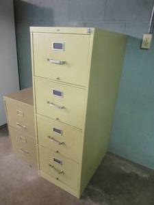 lot 368 image: 4 Drawer Metal File Cabinet