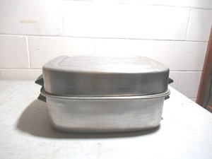 lot 369 image: Vintage Aluminum Roaster Pan. Granny Cottage Core.