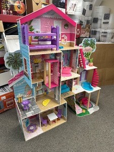 lot 14 image: KidKraft Pool Party Mansion Dollhouse with 26 Accessories - 3 Years 4ft 11 Inches 1.5m