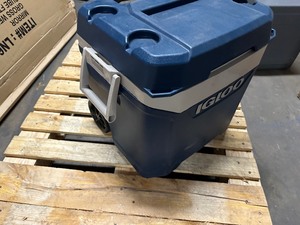 Igloo 62-quart Maxcold Latitude Roller Rolling Cooler - Customer Return - Excellent Condition