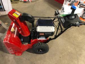 lot 9 image: Toro 60V Power Max e24 Snow Blower 24 Two Stage  Customer Returns See Pictures