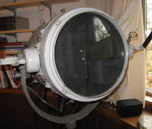 lot 190 image: LARGE WWII Ship Searchlight on Stand