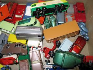 lot 354 image: Large Lot of Vintage Die Cast Cars, Hot Wheels, Lesney, Match Box, etc.