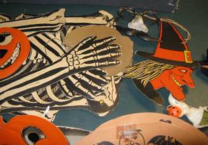 lot 364 image: Box of Vintage Halloween Paper Decorations