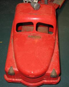 lot 365 image: Vintage Structo Metal Fire Truck w Extension Ladder