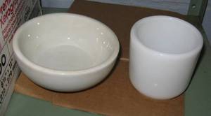 lot 374 image: WWII Era US Navy Mess China 7 Bowls, 12 Cups