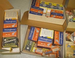 lot 261 image: LARGE Lot of Antique & Vintage Flashbulbs