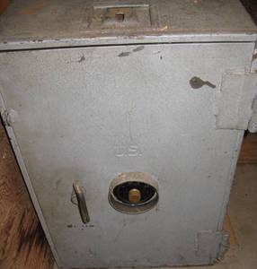 lot 385 image: HEAVY WWII Era Navy Safe, Locked, Drilled, Empty