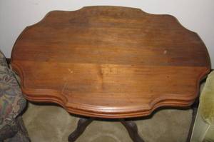 lot 64 image: Antique Walnut Oval Top Table